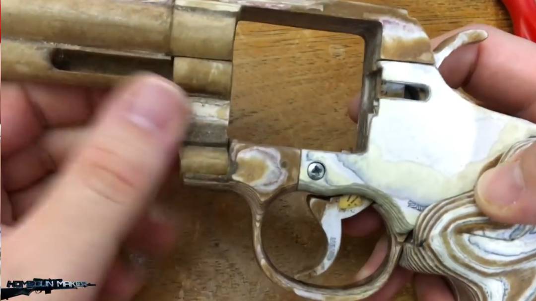 如何用纸板制作一把仿真左轮手枪 (4)
