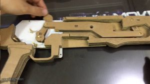 如何用纸板制作一把连发橡皮筋的纸板玩具枪wgog943 (1)