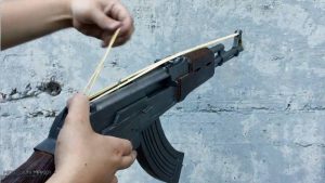 如何用纸板制作一把连发橡皮筋的纸板玩具枪wgog943 (12)
