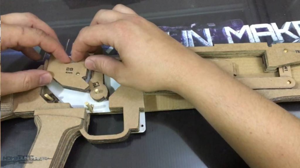 如何用纸板制作一把连发橡皮筋的纸板玩具枪wgog943 (7)
