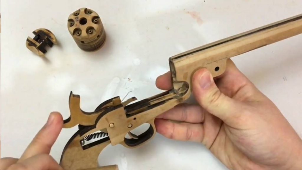 用纸板制作玩具左轮手枪 (2)